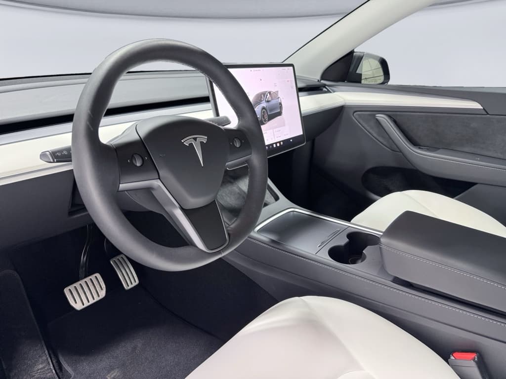 2025 Tesla Model Y view 17