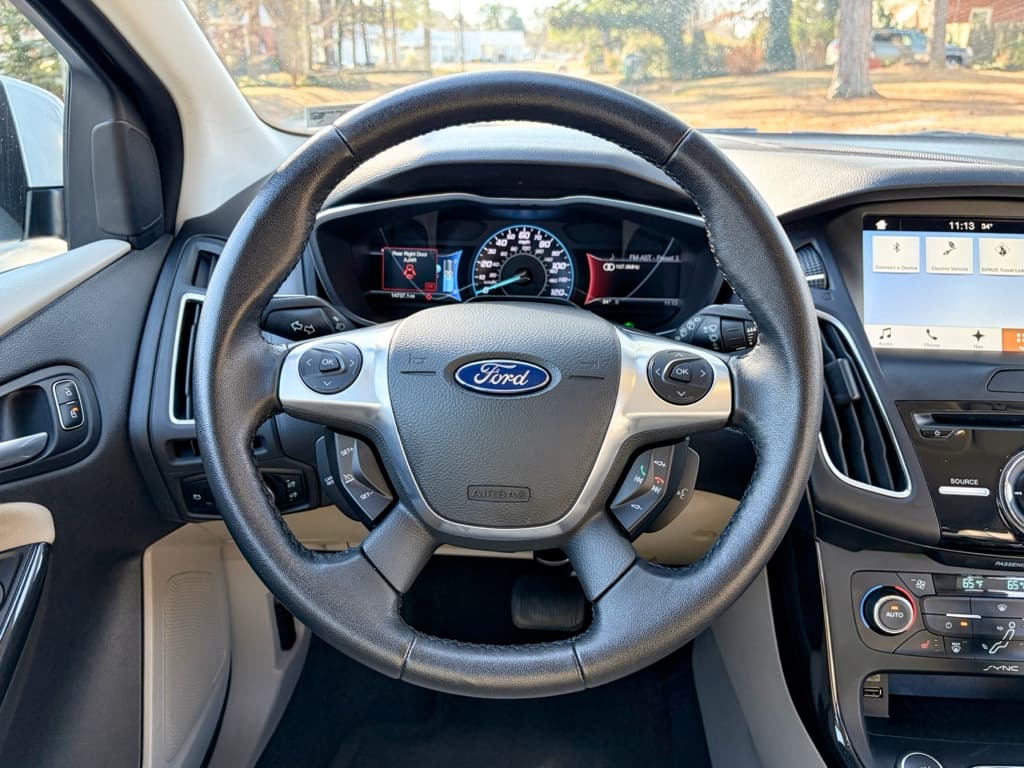 2016 Ford Focus view 8