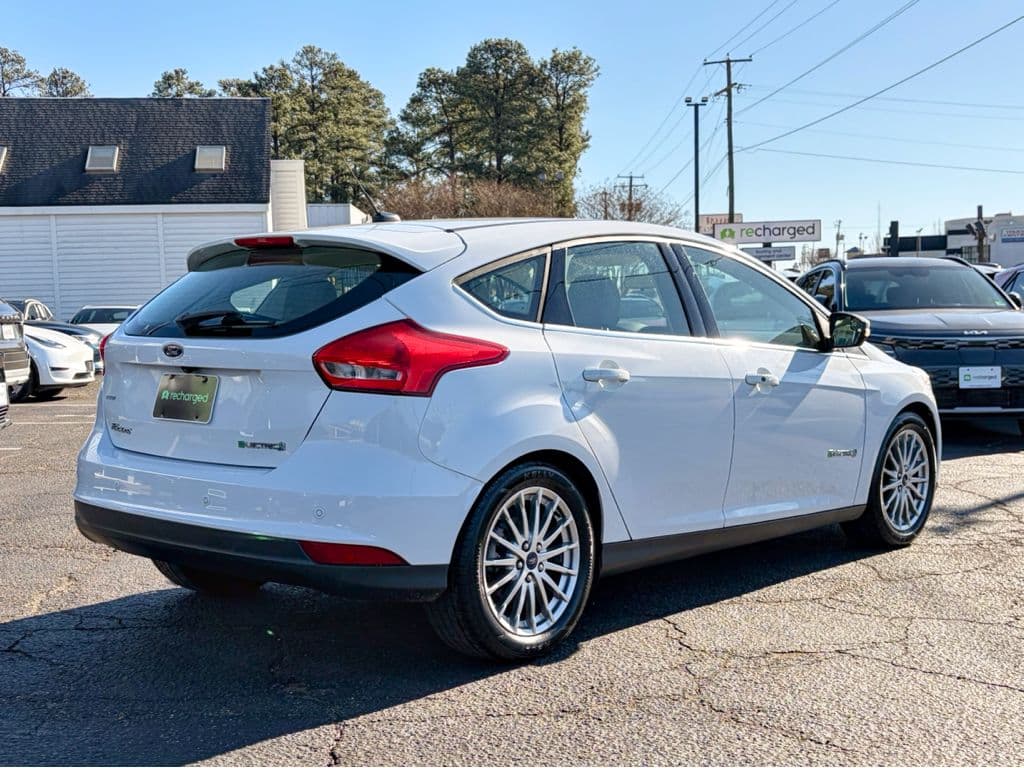 2016 Ford Focus view 3