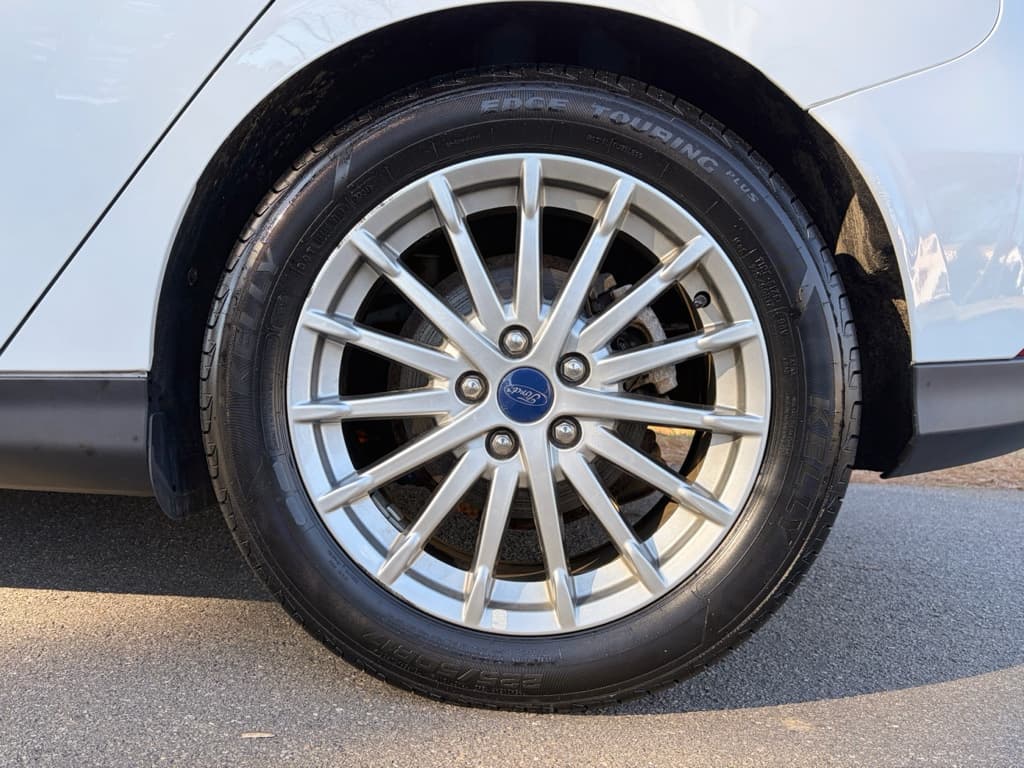 2016 Ford Focus view 35