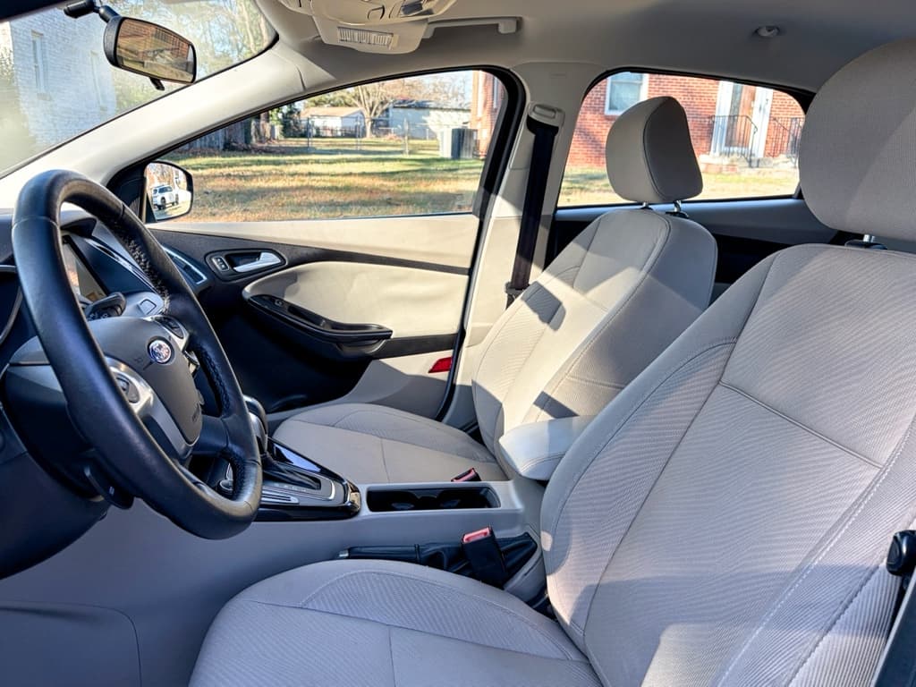 2016 Ford Focus view 17