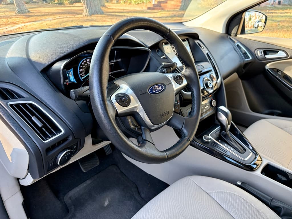 2016 Ford Focus view 18