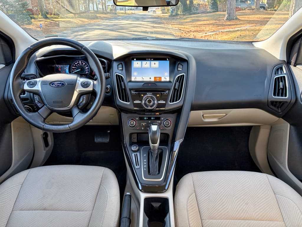 2016 Ford Focus view 16