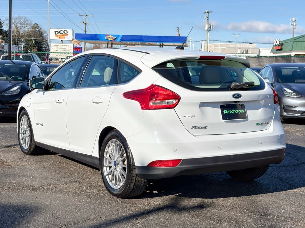 2016 Ford Focus view 2