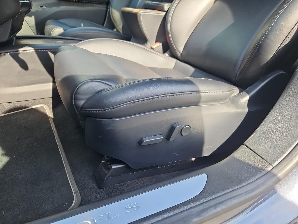 2020 Tesla Model S view 7