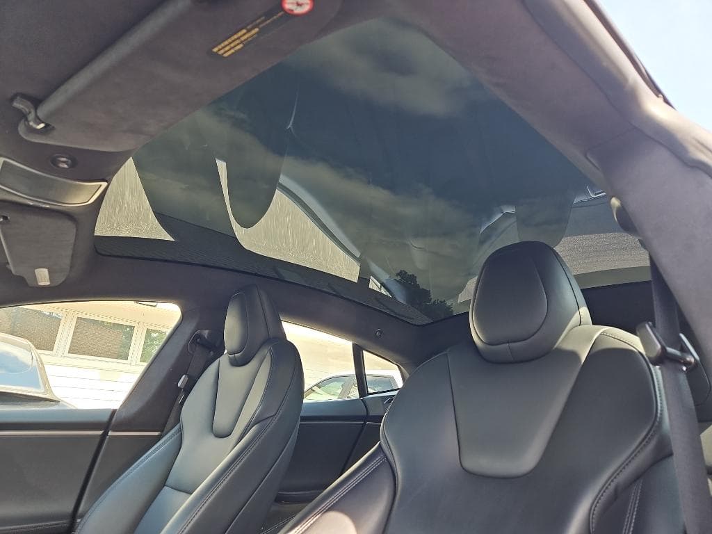 2020 Tesla Model S view 19