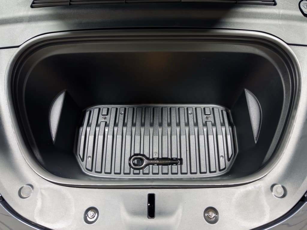 2022 Tesla Model Y view 24