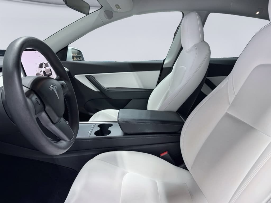 2022 Tesla Model Y view 17