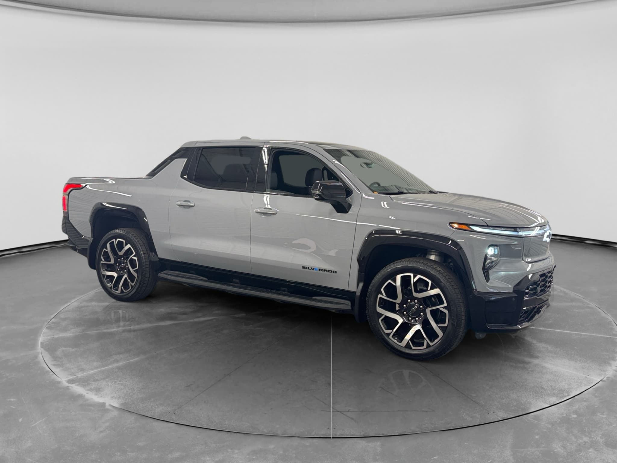 2025 Chevrolet Silverado EV view 4