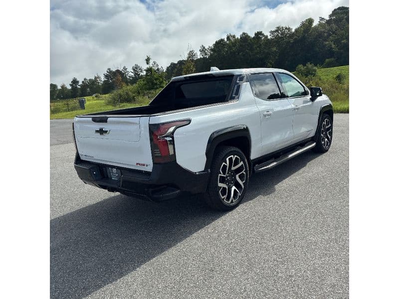 2025 Chevrolet Silverado EV view 3