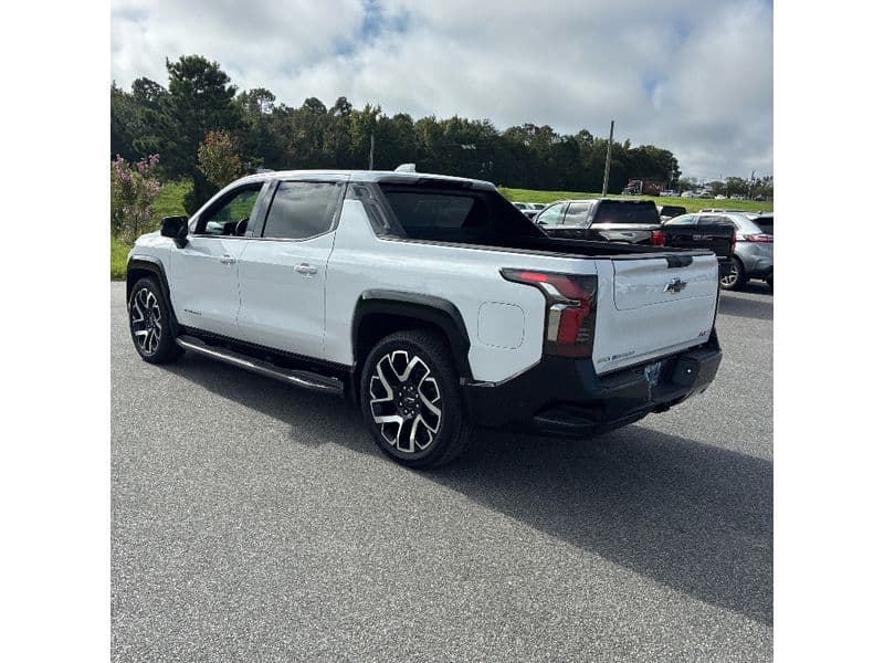 2025 Chevrolet Silverado EV view 4