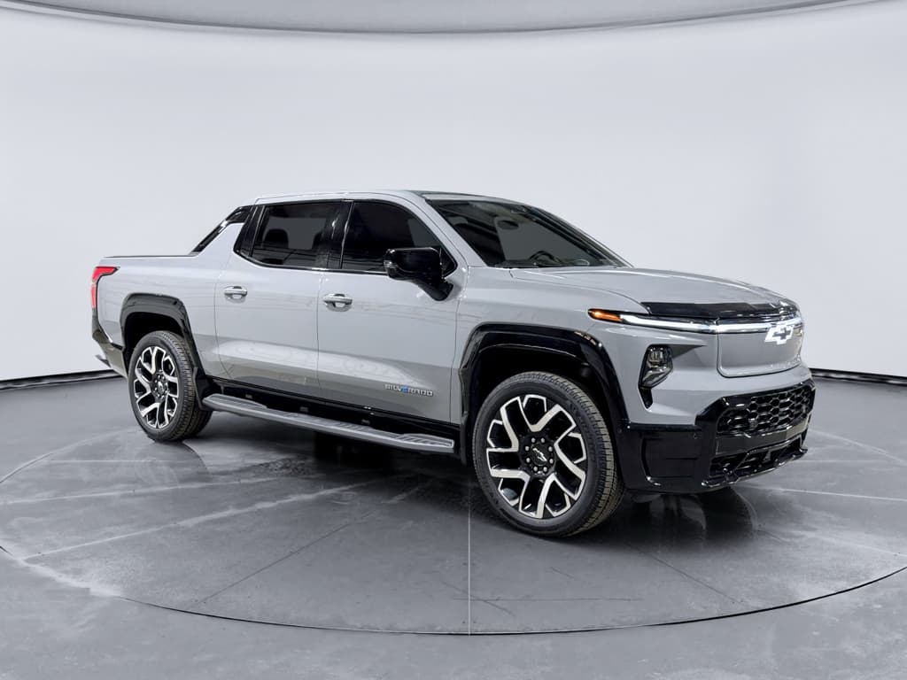 2025 Chevrolet Silverado EV view 4