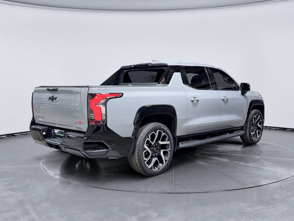2025 Chevrolet Silverado EV view 3
