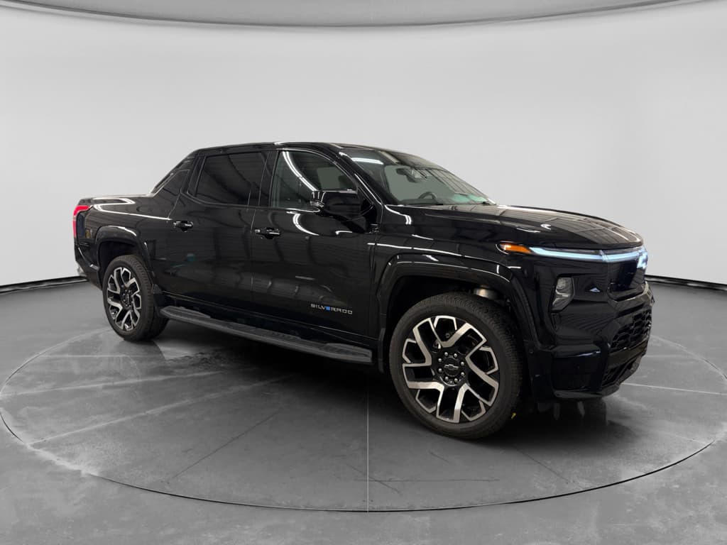 2025 Chevrolet Silverado EV view 4