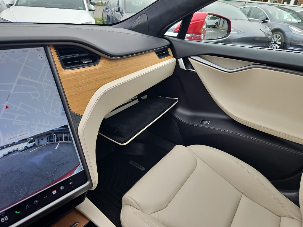 2020 Tesla Model S view 17