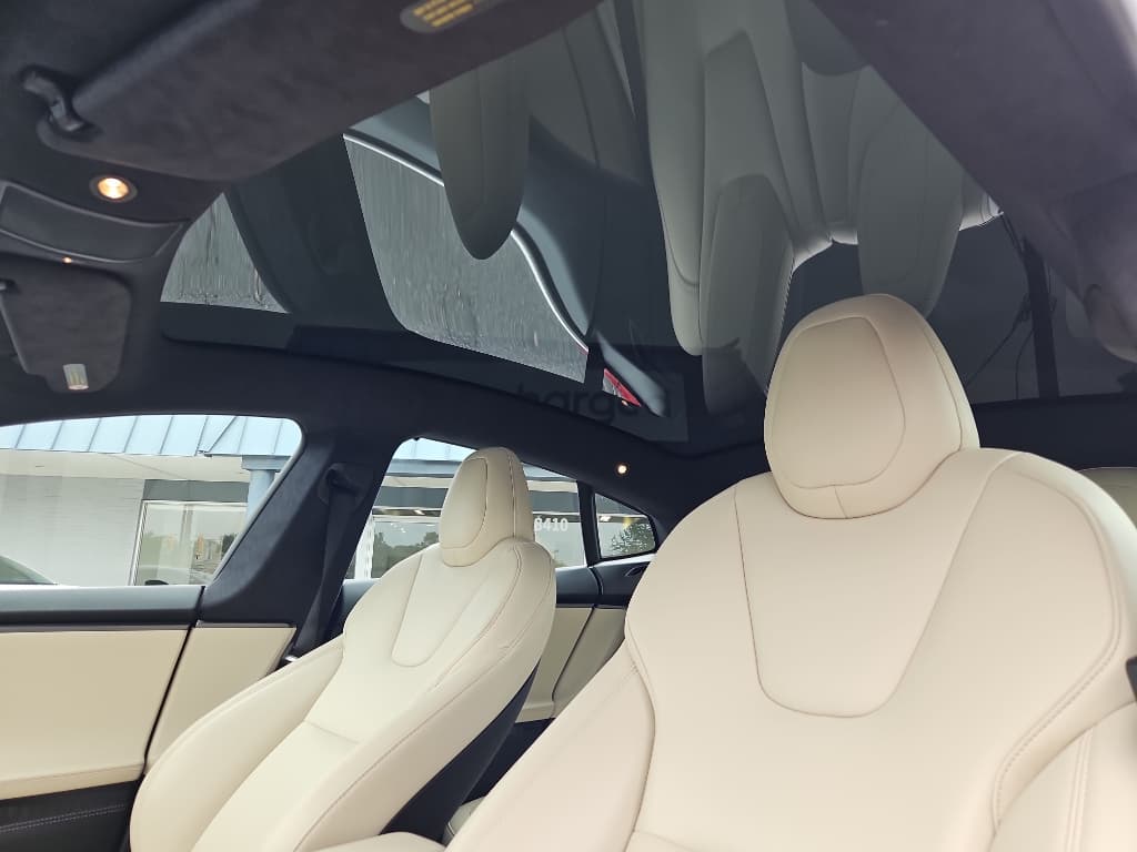 2020 Tesla Model S view 19