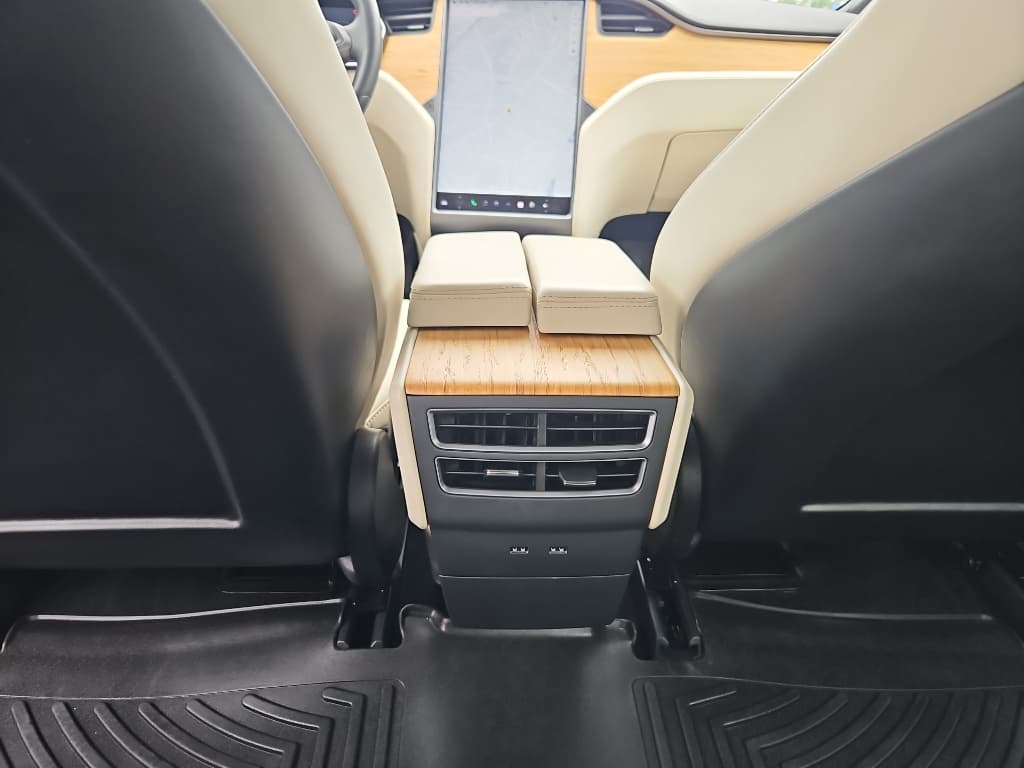 2020 Tesla Model S view 15