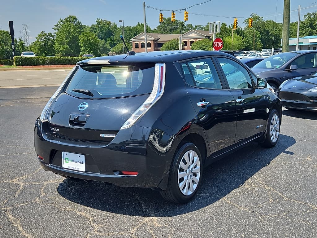 2013 Nissan LEAF view 3