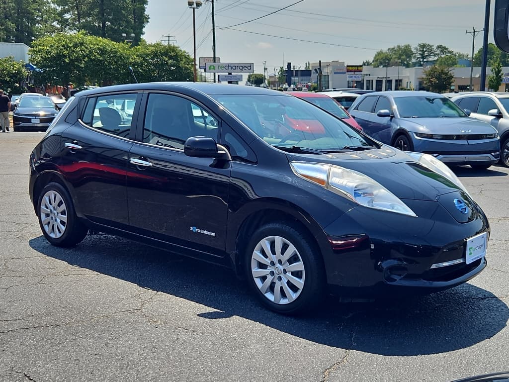2013 Nissan LEAF view 4