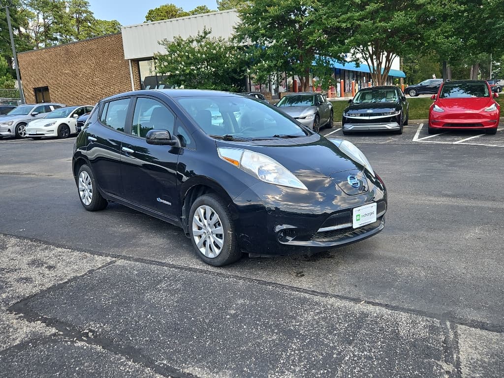 2013 Nissan LEAF view 4