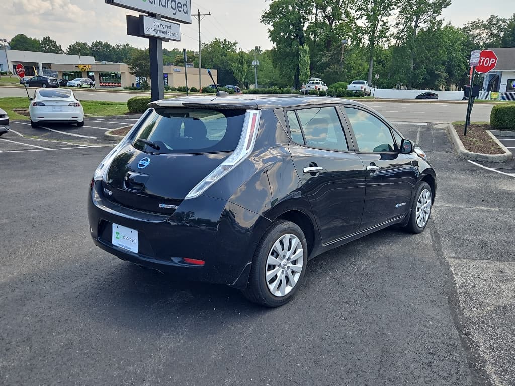 2013 Nissan LEAF view 3