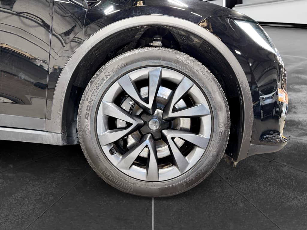 2023 Tesla Model X view 33