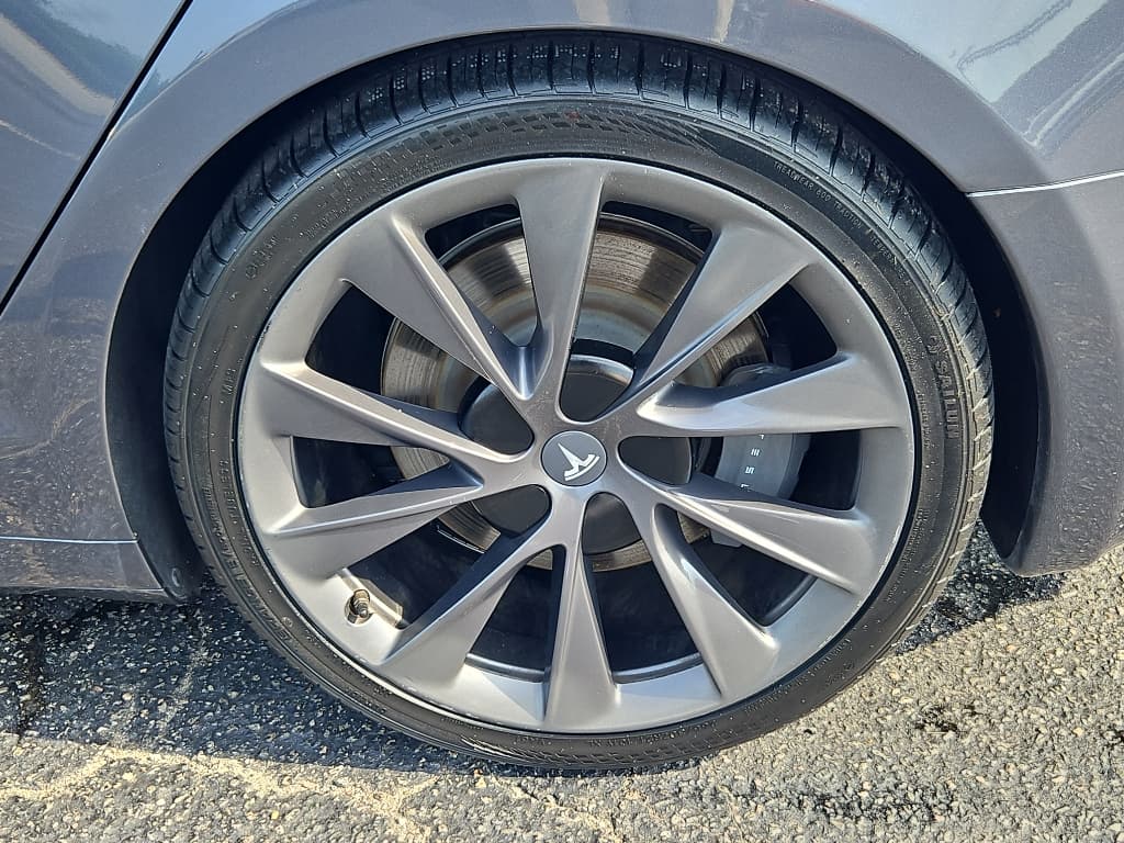 2021 Tesla Model S view 26
