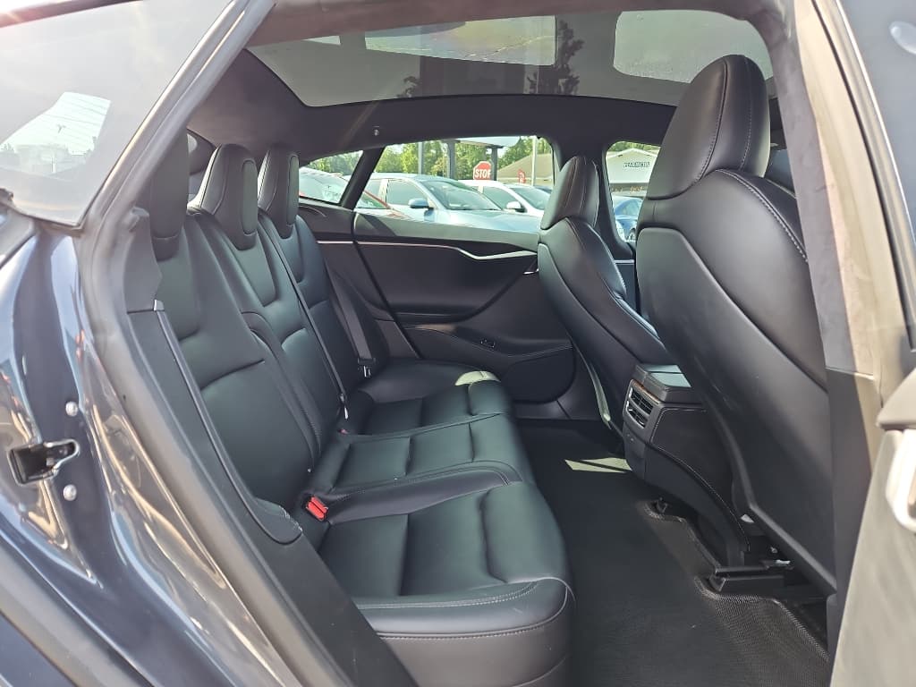 2021 Tesla Model S view 18