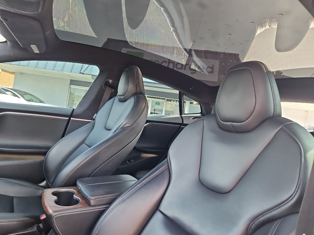 2021 Tesla Model S view 19