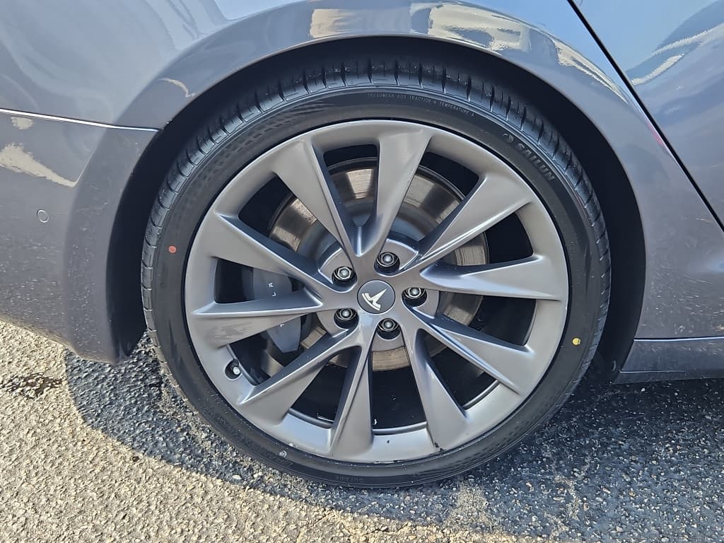 2021 Tesla Model S view 28
