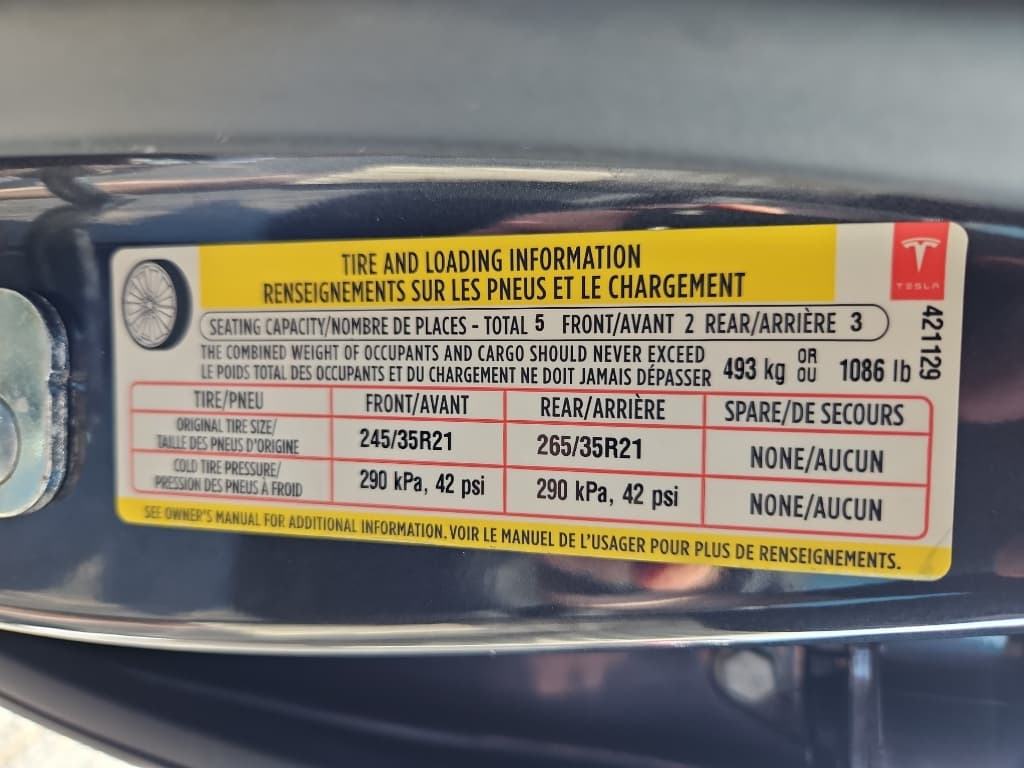 2021 Tesla Model S view 23