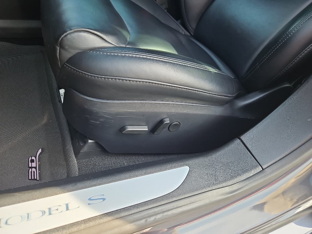 2021 Tesla Model S view 7