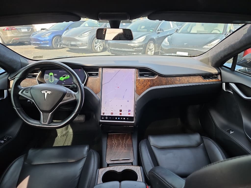 2021 Tesla Model S view 14