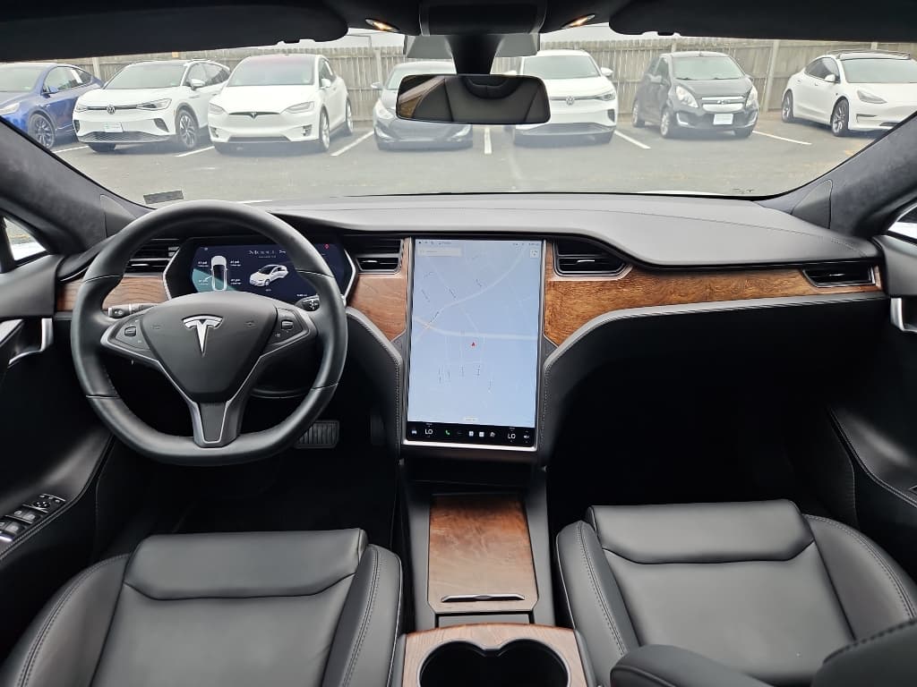 2021 Tesla Model S view 15