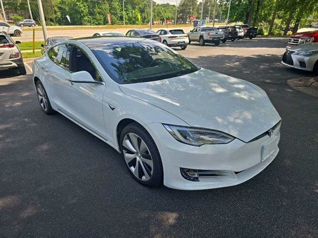 2021 Tesla Model S view 4