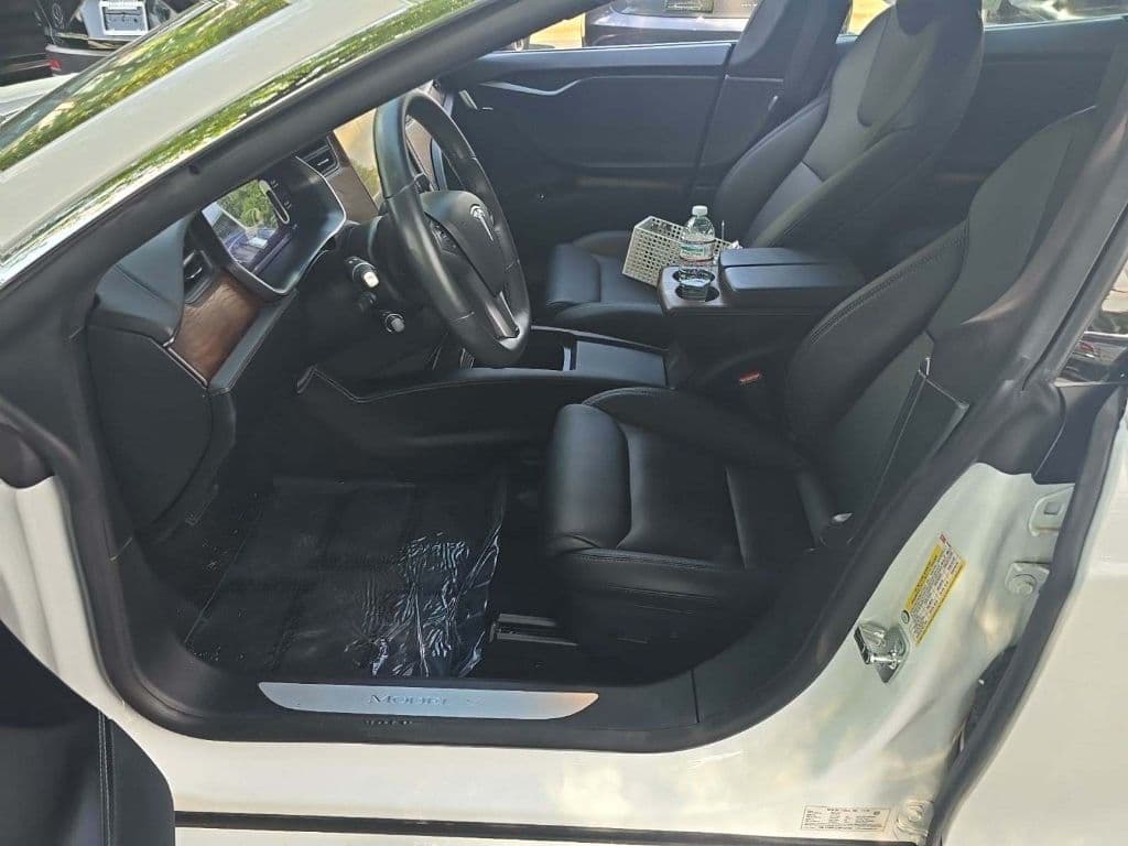 2021 Tesla Model S view 5