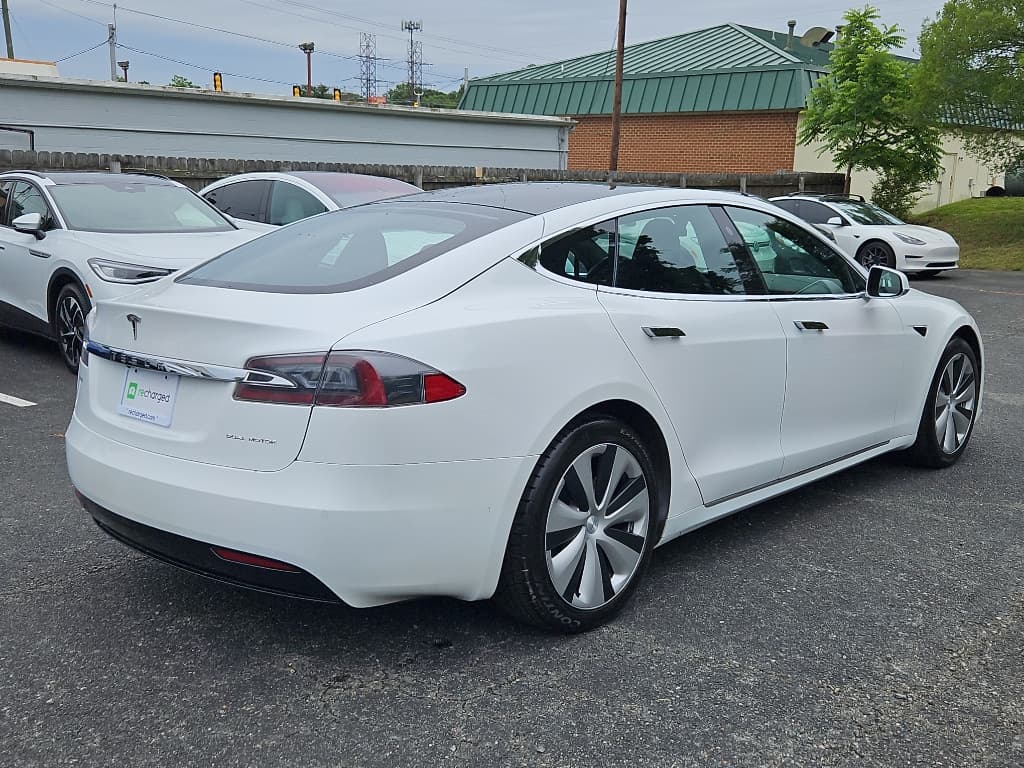 2021 Tesla Model S view 4
