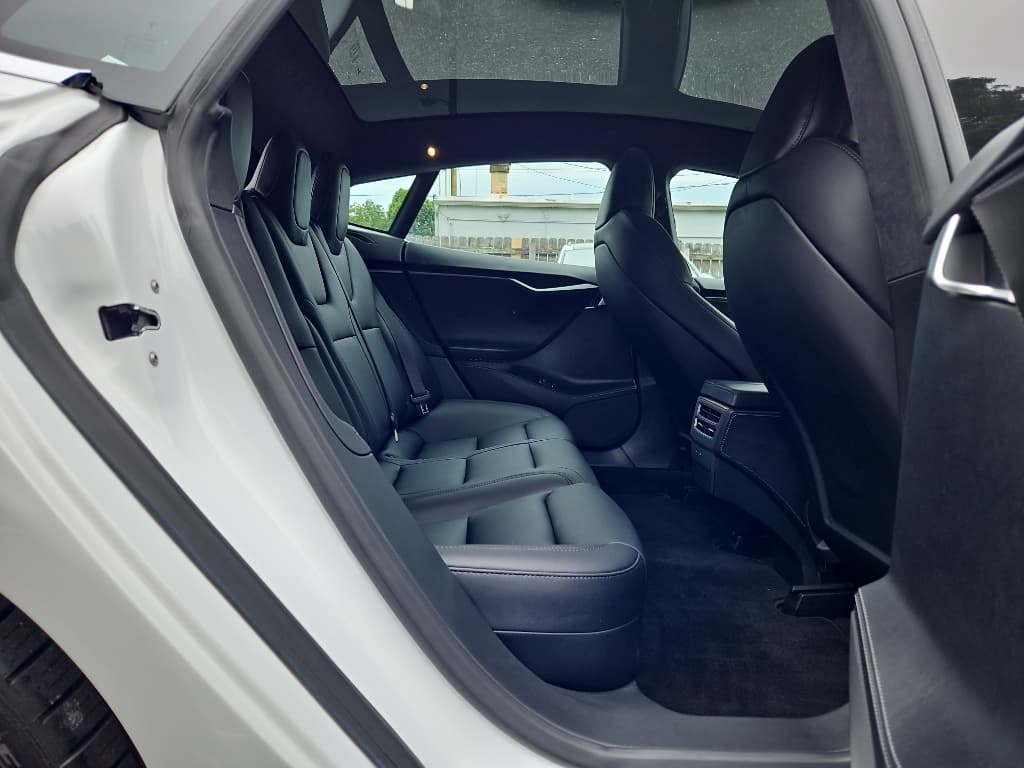 2021 Tesla Model S view 19
