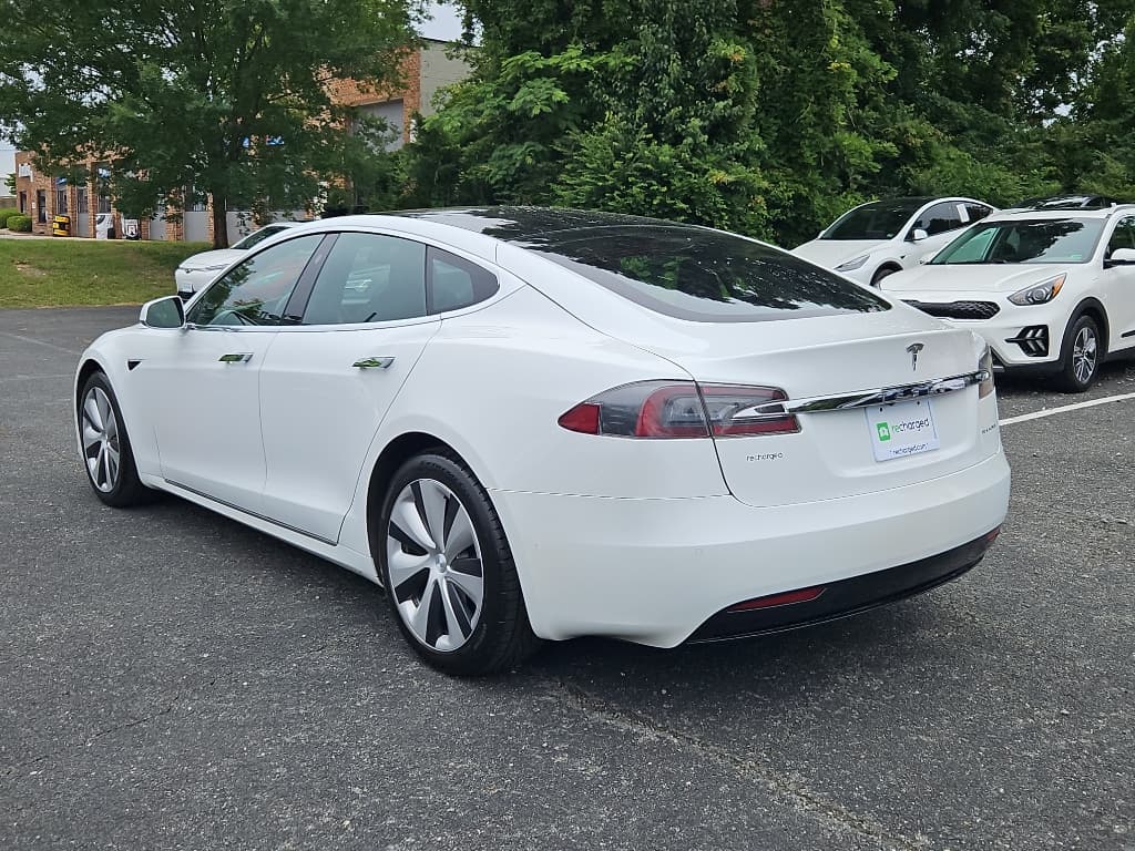 2021 Tesla Model S view 3