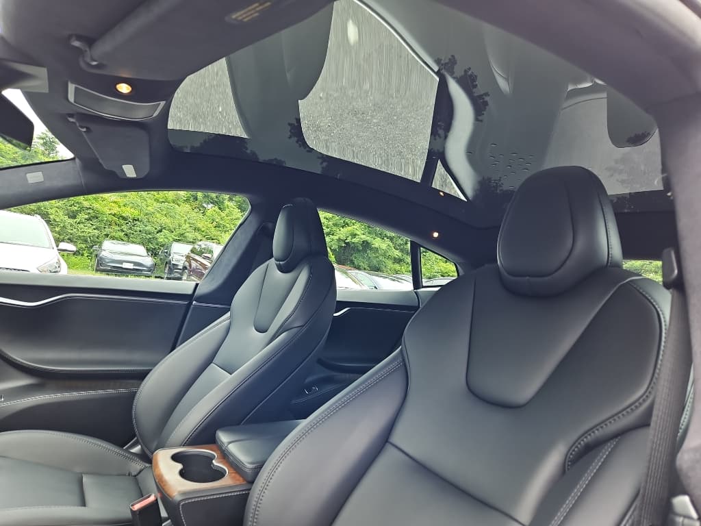 2021 Tesla Model S view 21
