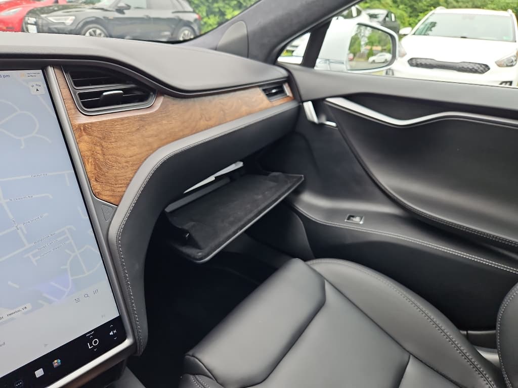 2021 Tesla Model S view 17