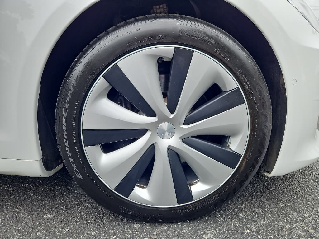 2021 Tesla Model S view 32