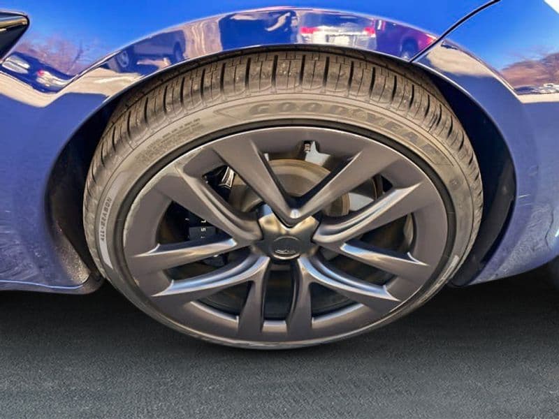 2021 Tesla Model S view 24