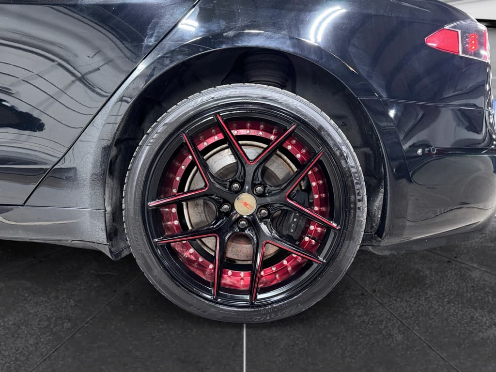 2021 Tesla Model S view 32