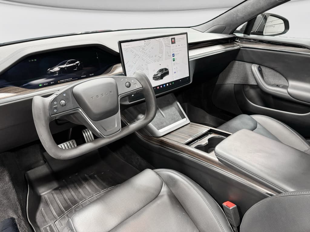 2021 Tesla Model S view 17