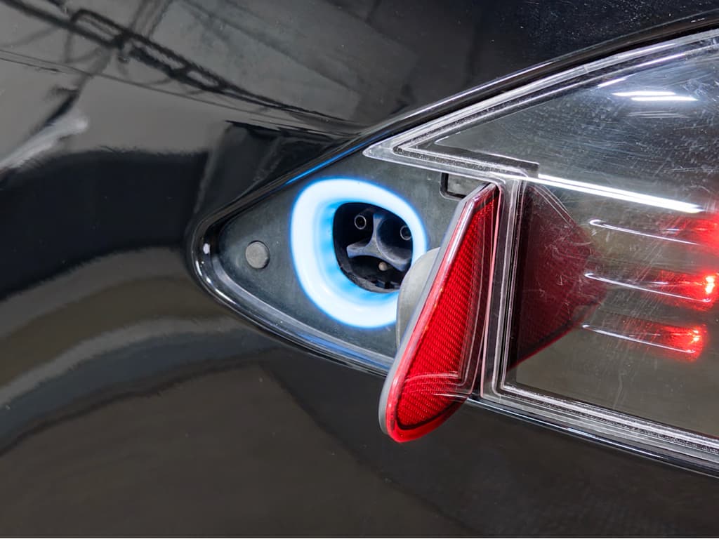 2021 Tesla Model S view 5