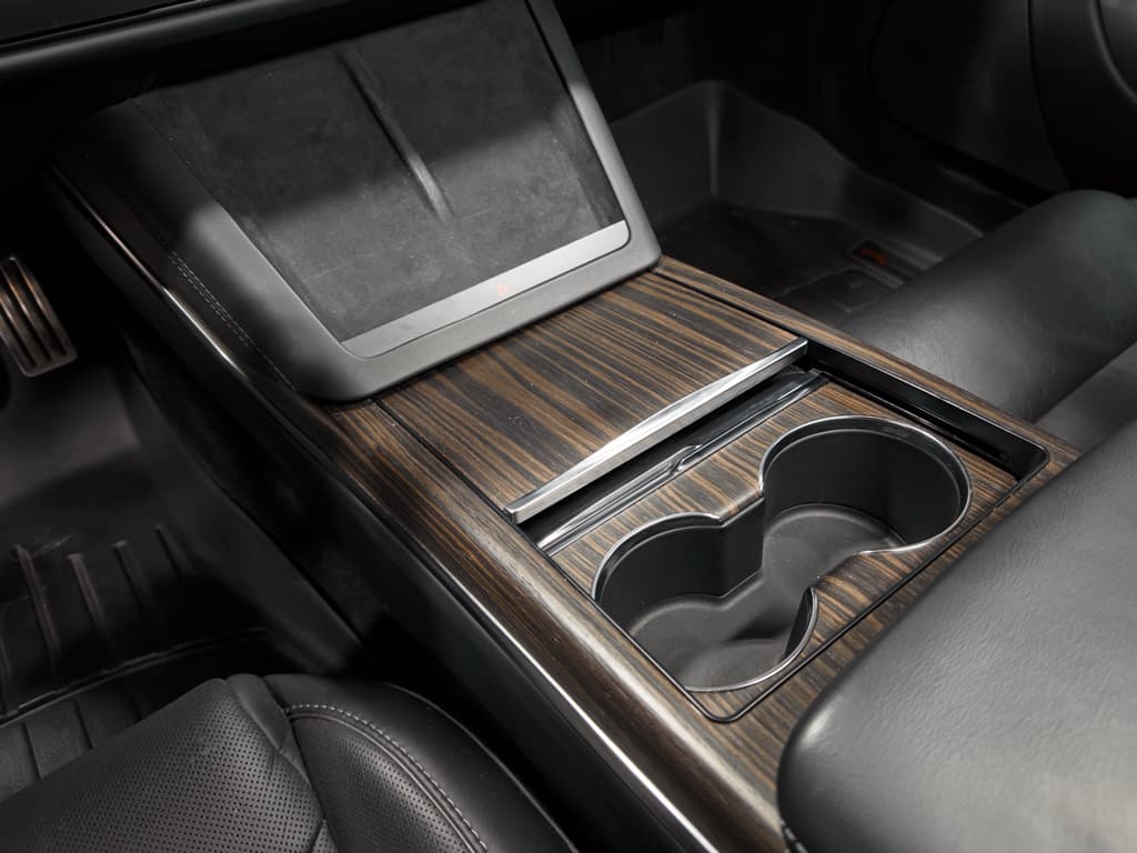 2021 Tesla Model S view 18