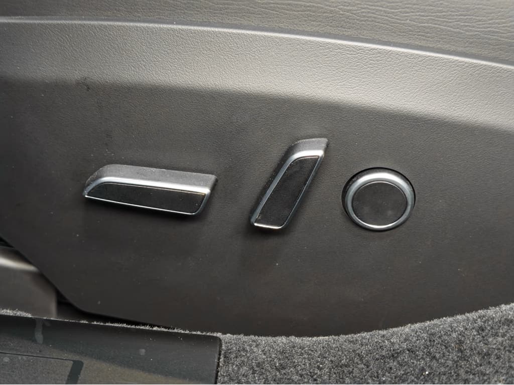 2021 Tesla Model S view 7