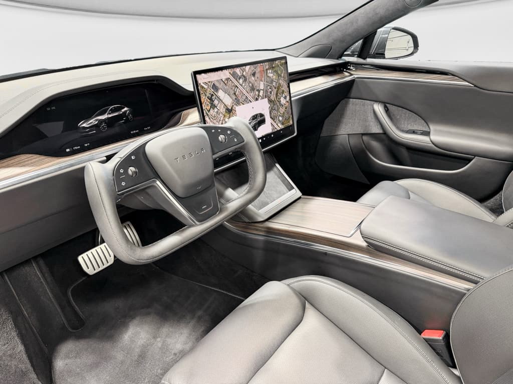 2021 Tesla Model S view 17