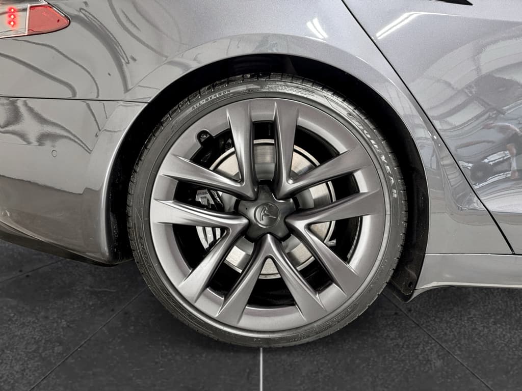 2021 Tesla Model S view 36